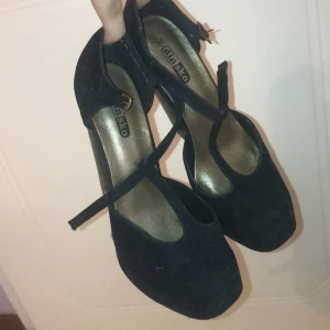 Dinsko svarta klackskor, strl 39. 14,5 cm - Svarta klackskor från dinsko, VÄLDIGT höga klackar! Vilket är anledningen till att jag säljer dem, dem söker en ägare som har svänget och balansen för att använda dem! Jag kan mötas i Stockholmsområdet vid köp.