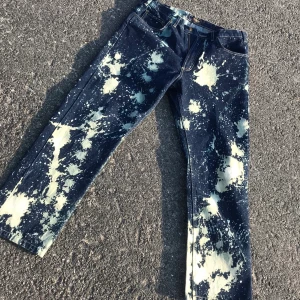 splat jeans - Dessa är gjorda av mig! superbra skick! Passar bra på mig som är 183cm 32W32L!! 🐳