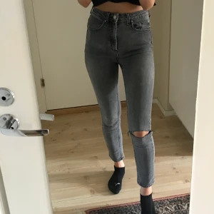 Snygga högmidjade jeans - Säljer dessa gråa högmidjade jeans från Gina Tricot. Jättefin passform och riktigt bekväma. Frakt tillkommer 🦋