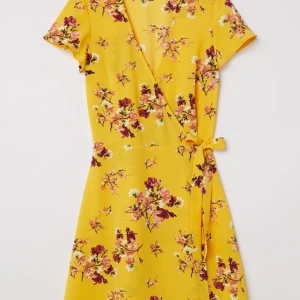 Gul klänning med blommor - Somrig, gul klänning med knytning på sidan från H&M, storlek 36. Säljer den då den inte riktigt var min stil. Oanvänd med prislappen kvar. Nypris 199kr. ☀️