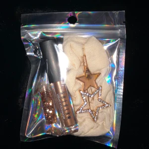 Smink goodiebag  - En supersöt goodiebag som innehåller liquid eyeshadow, en scrunchie och nagellackglitter💖 49kr + 11kr frakt✨ helt oanvänt smink såklart💗