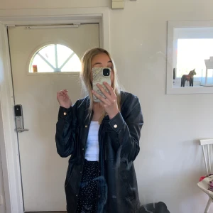 Skinnjacka - Helt ny med prislapp kvar, såå cool och matchar till det mesta!! Väldigt oversized i strl, passar xs-m beroende på hur man vill att den ska sitta🦋🦋