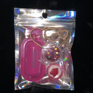 Smink goodiebag - Supersöt goodiebag som innehåller showergel, nagelglitter, hårspänne och lite godis💖                   49kr ink frakt✨ Den perfekta presenten💗