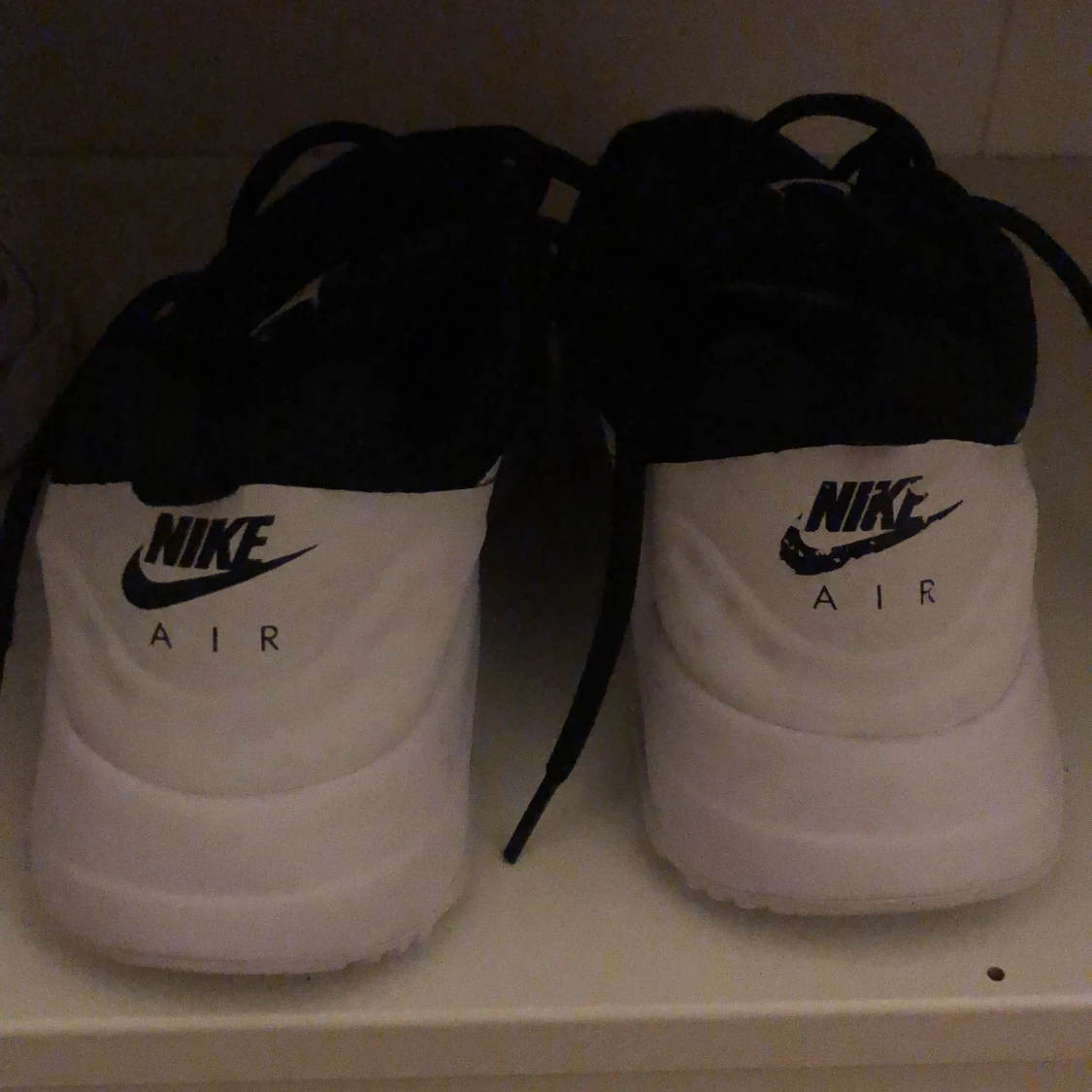 Svart/vita Nike skor - 90