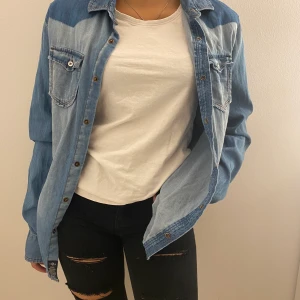 lång jeansjacka,storlek S, pris: 150 kr  - jättesnygg jeansjacka som är köpt från Mavi, storlek S men funkar även som M, använd ca 2 gånger och säljer den för att det inte riktigt är min stil,