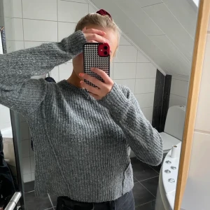 Stickad tröja  - Stickad tröja från bikbok som sticks lite men är så sjukt snygg🥵💗 brukade ha tunna långarmade tröjor under o de funkar perfekt till hösten🥰