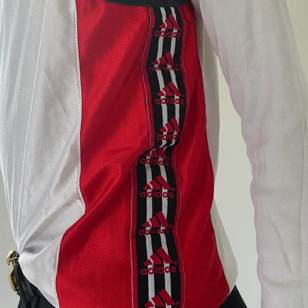 Retro Adidas linne med Adinas logo på sidorna längst midjan, köpt från humana! Fraktar för extra kostnad 🦋. Toppar.