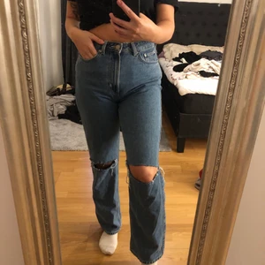 Fina trendiga jeans - Köpta på weekday sen har jag själv gjort hålen. Storlek 28/30. Nypris ca 600kr. Buda!☺️