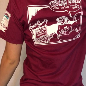 SNYGG T-SHIRT - Skitcool t-shirt med tryck på ryggen och armen. Mycket fint skick! Märkt S men passar XS- L beroende på hur man vill att den ska sitta (jag är M). Köparen står för frakten💗