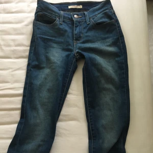 Levis 710 super skinny - Säljer nu mina snygga Levis då jag växt ur dem. Storlek 24 i nyskick. Nypris cirka 700-800