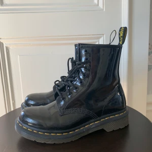 Dr Martens - Dr Martens i lacksvart. De är veganska och inköpta 2018. Bra skick! Ena lädersulan till vänster sko saknas men gör ingen skillnad i känsla eller passform.