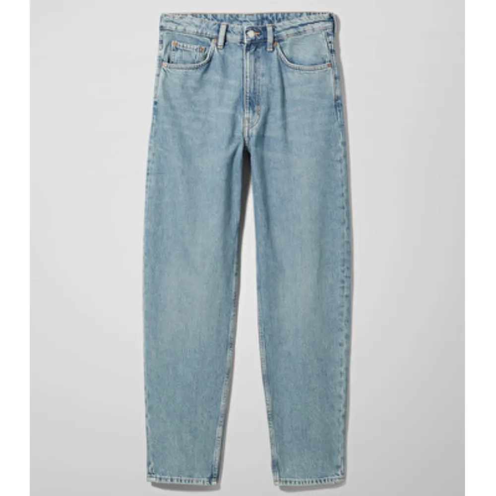 Säljer dessa fina ”mom” jeans i modellen Lash från Weekday. Använd 4-5ggr, bra skick! Nypris 500kr säljer för 250 kr ink frakt. (68kr frakt) Möts i Slussen! ☺️. Jeans & Byxor.