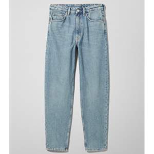Säljer dessa fina ”mom” jeans i modellen Lash från Weekday. Använd 4-5ggr, bra skick! Nypris 500kr säljer för 250 kr ink frakt. (68kr frakt) Möts i Slussen! ☺️