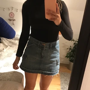 Levis kjol - Vintage Levis kjol. Den har ”inbyggd” shorts under. I bra skick. Står XL(barn) man jag har W25 och de passar mig men tror även W26 skulle gå bra. 💙💙💙