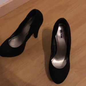 Ett par svarta klackskor - Ett par svarta klackskor från bikbok som inte går till användning 