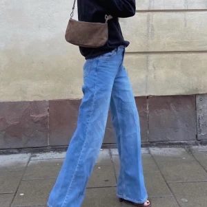 Jeans - Säljer dessa populära (knappt använda) jeans i modellen ”Wide Leg” från Junkyard. De är otroligt snygga och är den perfekta modellen om du letar efter vida jeans! Orginalpris: 499kr Buda gärna!💕 (OBS lånade foton)