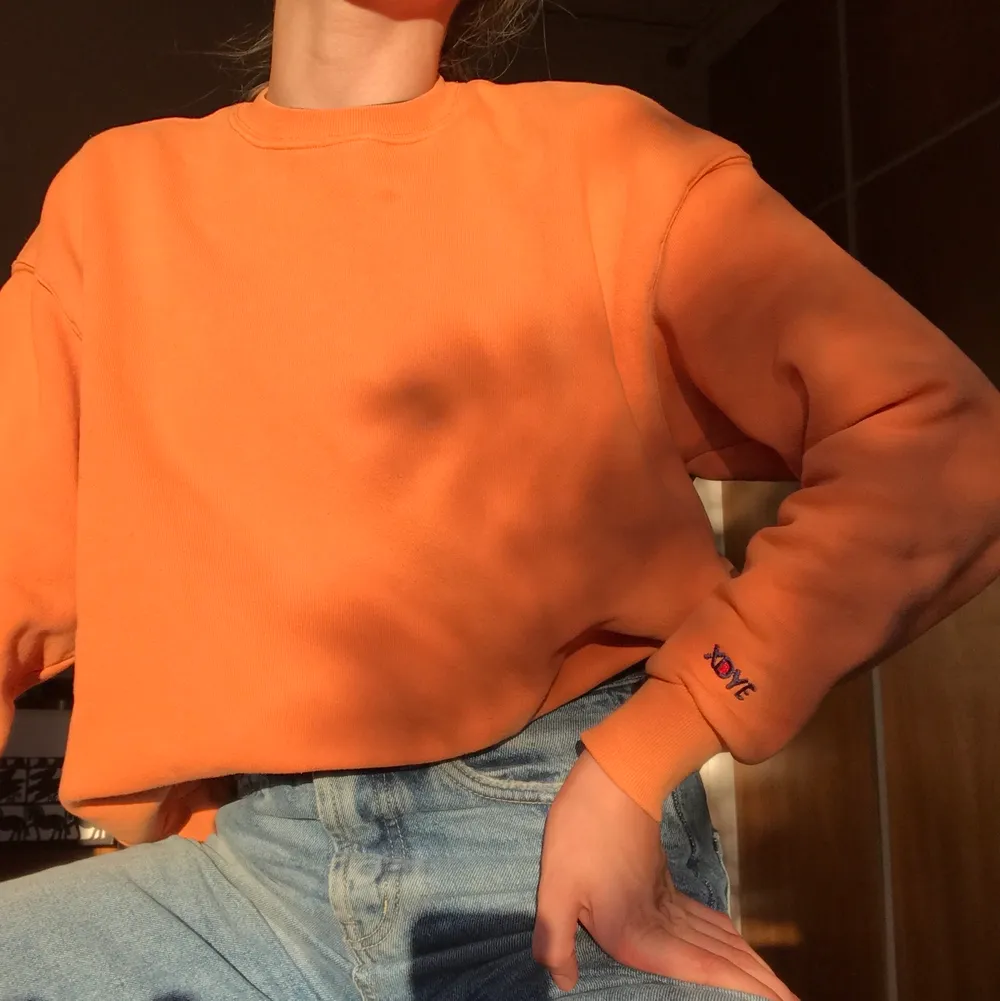 Snygg orange sweatshirt. Frakt på 63 kr tilkommer🧡. Tröjor & Koftor.