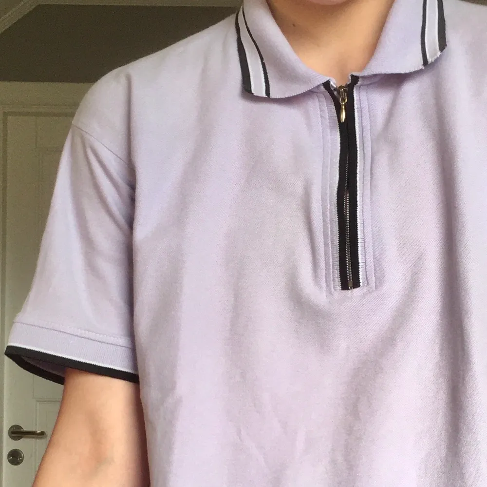 Ascool tröja i fin pastell-lila färg med svarta och vita linjer i kragen och armarna. Storlek L, men sitter fint oversized på mindre storlekar.. Tröjor & Koftor.