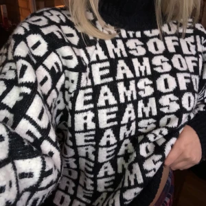 Stickad tröja med text - En jättefin  svart/vit stickad tröja från HM som passar perfekt nu till hösten, jag säljer då den inte används längre! Storlek S, men passar även en person som är xs & en M. Säljer för 200kr + frakt🥰