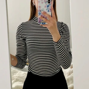 Randig croppad tröja - Gullig randig tröja som formar sig fint efter kroppen!! Croppad i midjan så passar as bra till ett par högmidjade byxor. På bilden har jag ett par högmidjade kostymbyxor till. Priset är diskuterbart vid snabb och smidig affär.💕