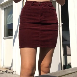 Manchester kjol från Monki - Säljer denna superfina manchesterkjol från Monki i strl S. Använd men i fint skick! Inga hål eller liknande. Nypris 250kr mitt pris 100kr, är det många intresserade är det budgivning som gäller! Kan posta, pris kan eventuellt diskuteras vid smidig affär