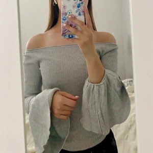 Off shoulder tröja - Off shoulder tröja med vida ärmar från Gina Tricot i fint skick. En tidigare favorit som numera tyvärr inte kommer till användning.:((( Priset är diskuterbart vid snabb och smidig affär.💕