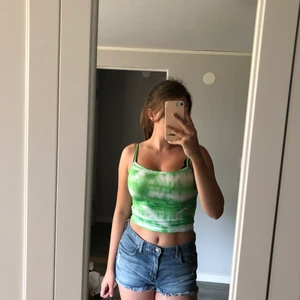 Tie-dye linne - Grönt tie-dye linne som är perfekt till sommaren👌🏼 är sytt så att det blir lite kortare som syns på bild 2😊  100kr+frakt