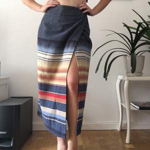 Randig kjol med slits köpt på Second hand 🙌🏼 filtaktigt tyg och aldrig använd, sjukt snygg och smickrande form! Storlek 36-38, men har en knapp som kan sys om och anpassas till mindre storlekar