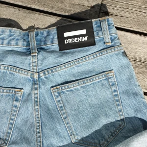 Trendiga shorts från drdenim  - Säljer dessa jättesnyggaoch trendiga shorts från drdenim. Strl 25 vilket motsvarar xs ungefär. Dem är i superfint skick då dem inte används så mycket. Nypris: 500kr mitt pris 200kr! Är det många intresserade är det budgivning som gäller. Kan postas📬