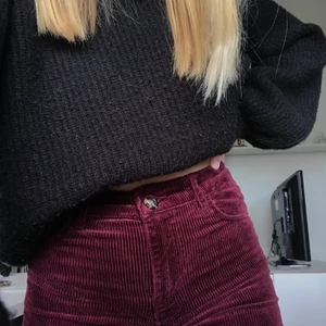 Vinröda manchesterbyxor  - Vinröda högmidjade manchesterbyxor från H&M i storlek 34