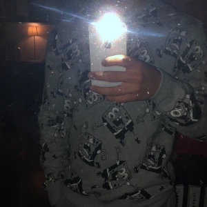 Svampbob edition stl M - Seriöst skönaste tröjan jag har. Den är dessutom helt ny. Jag lägger ut ett pris och om flera är intresserade så kommer jag starta budgivning.👍🏽