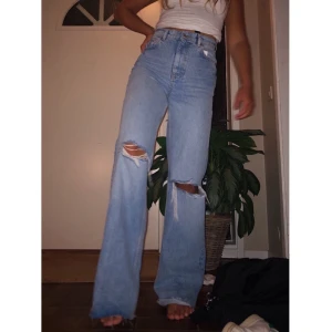 Zara jeans - Supersnygga jeans från zara. Vid modell med hål på knäna. Säljer pga att de var fel storlek. Budgivning startat på 400kr. Budgivning pågår tills på måndag 💜 Högsta budet: 400 plus frakt