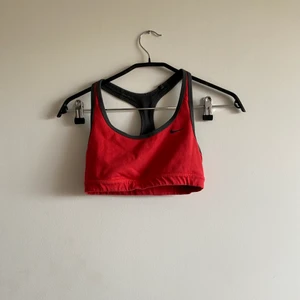 Rosa Sport-bh  - En gammal sport-bh från Nike som jag använde för 2 år sedan. Plagget är tyvärr för litet för mig att använda, är i mycket gott skick! 