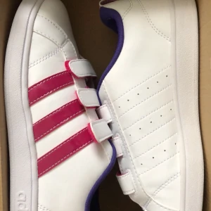 Adidas skor storlek 35 - Helt nya skor 