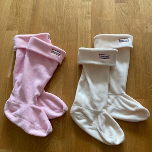 Hunter- Strumpor - Strumpor till Hunter stövlar. Vita- oanvända 150kr & Rosa- Knappt använda 100kr. Nypris ca 350kr/styck 