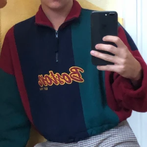 Retro fliströja - Köpt från Urban Outfitters för några år sedan. Väldigt hipp, snygg och trendig! Super mjuk, nog det mjukaste i min garderob. Så snygga färger också 🤩 Unisex 👍 