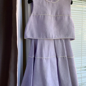 Vacker cocktailklänning Sandro - Jättevacker elegant cocktailklänning med små pärlor dekorerat på kanter och tyll under övre del.  Märke Sandro köpt från NK galleria i Stockholm för 3800 kr.  Str. 36. I lavendel lila färg. Dragkedja på bak. Lite öppen rygg med tyll.  Använd bara en gång på en fest. I nyskick hel och ren.  Kan köras till Sthlm för avhämtning. Den är en stilren klänning som gör en ännu vackrare med sina eleganta toppnotch nyanser.