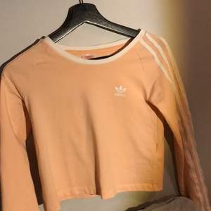 Adidas tröja från kidsbrandstore andvänd 2 gånger, original pris 269kr säljer för 60+frakt