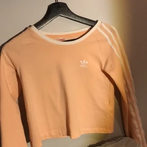 Adidas tröja - Adidas tröja från kidsbrandstore andvänd 2 gånger, original pris 269kr säljer för 60+frakt