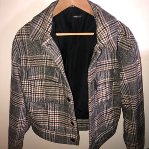 rutig jacka - frakt ingår i pris!  rutig jacka, extremt snygg!!! säljes pga ingen användning. 