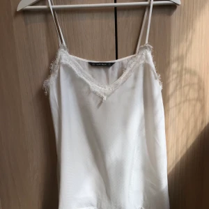 ZARA linne - Vitt linne från Zara, spets upp - och nertill. 