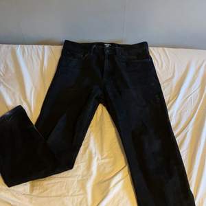 Svarta carhartt jeans köpta från caliroots i Stockholm. Storlek 32/32, dem är lite slitna nere vid hälarna (se bild) kan mötas i Stockholm annars står köparen för frakt