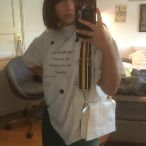 Vit väska med coolt band - As cool väska från other&stories!! Gulgröna coola band som man kan även byta om man vill! Det vita lädret har blivit lite grått pga användning men fortfarande relativt vit😌 Får plats med mycket!