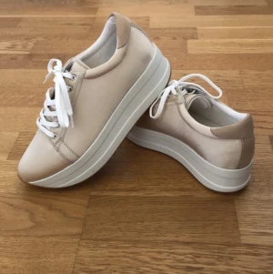 Vagabond skor strl 38 - Jättefina skor ifrån Vagabond i storlek 38. Säljer pga att de är för små. Nästan aldrig använda så fin skick! Står ej för frakten💞