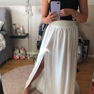 Superfin vit långkjol - Säljer min jättefina långkjol från Mango som tyvärr är för stor för mig:(( knappt använd dvs nytt skick! pris kan diskuteras! Frakt 63kr:)♡
