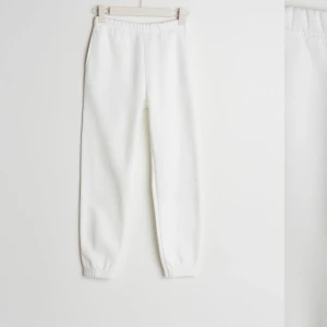 Mjukisbyxor  - Fina vita mjukisbyxor från Gina Tricot, säljer pågrund av att dem är för stora.