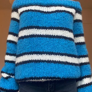 Stickad off shoulder tröja - Snygg stickad off shoulder tröja som passar till allt, lite för stor för mig i armarna och därför kommer den inte till användning. Stl s🥰