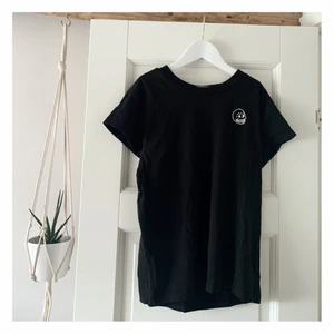 Cheap Monday “skull” tee - Säljer denna t-shirt från cheap monday då den inte kommer till användning längre (använd ungefär 2 gånger)                                                  Frakt: 44kr (tar endast swish)💘                                                  nypris: 150kr