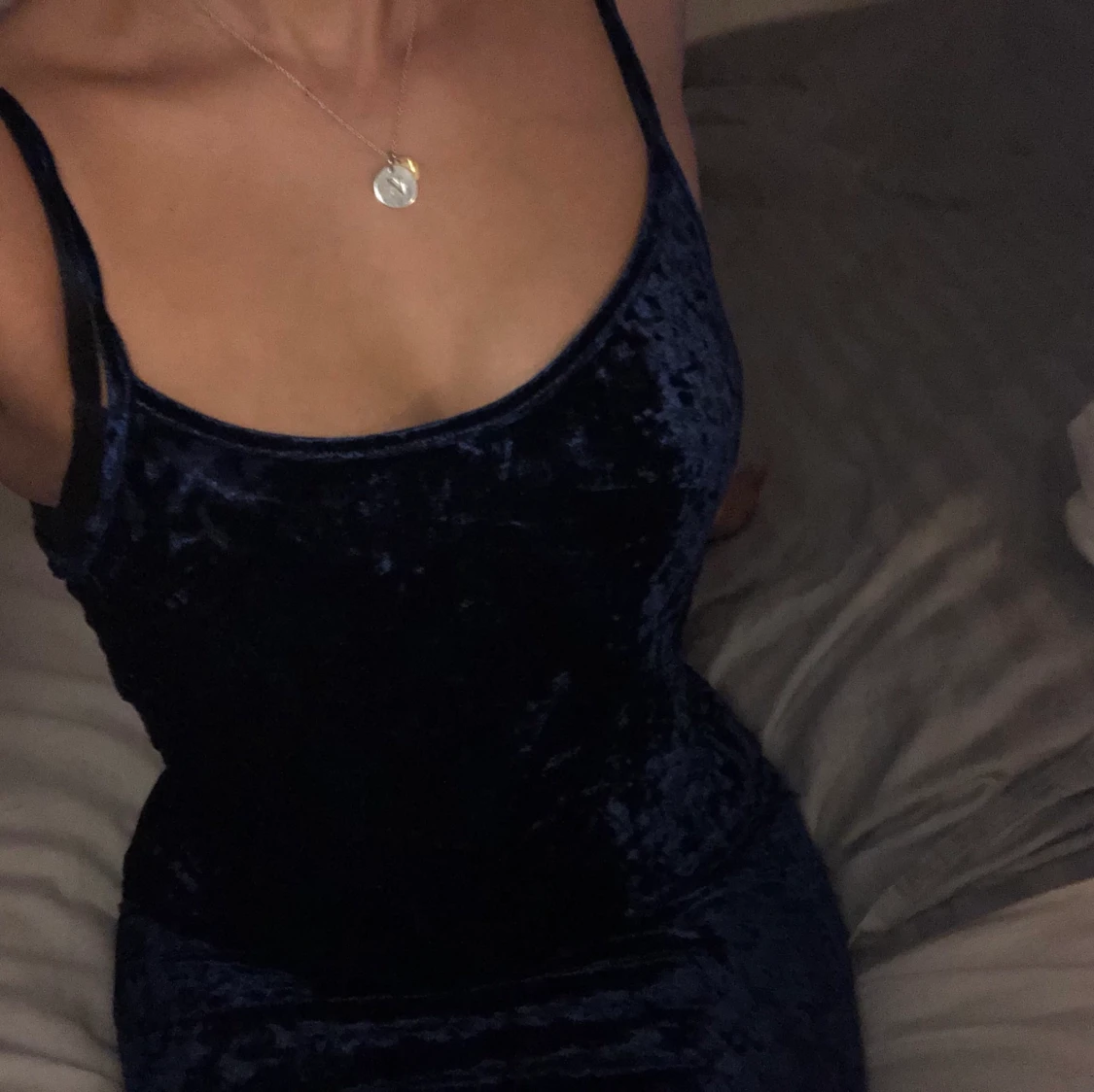 Jättefin blå sammetsklänning strl M