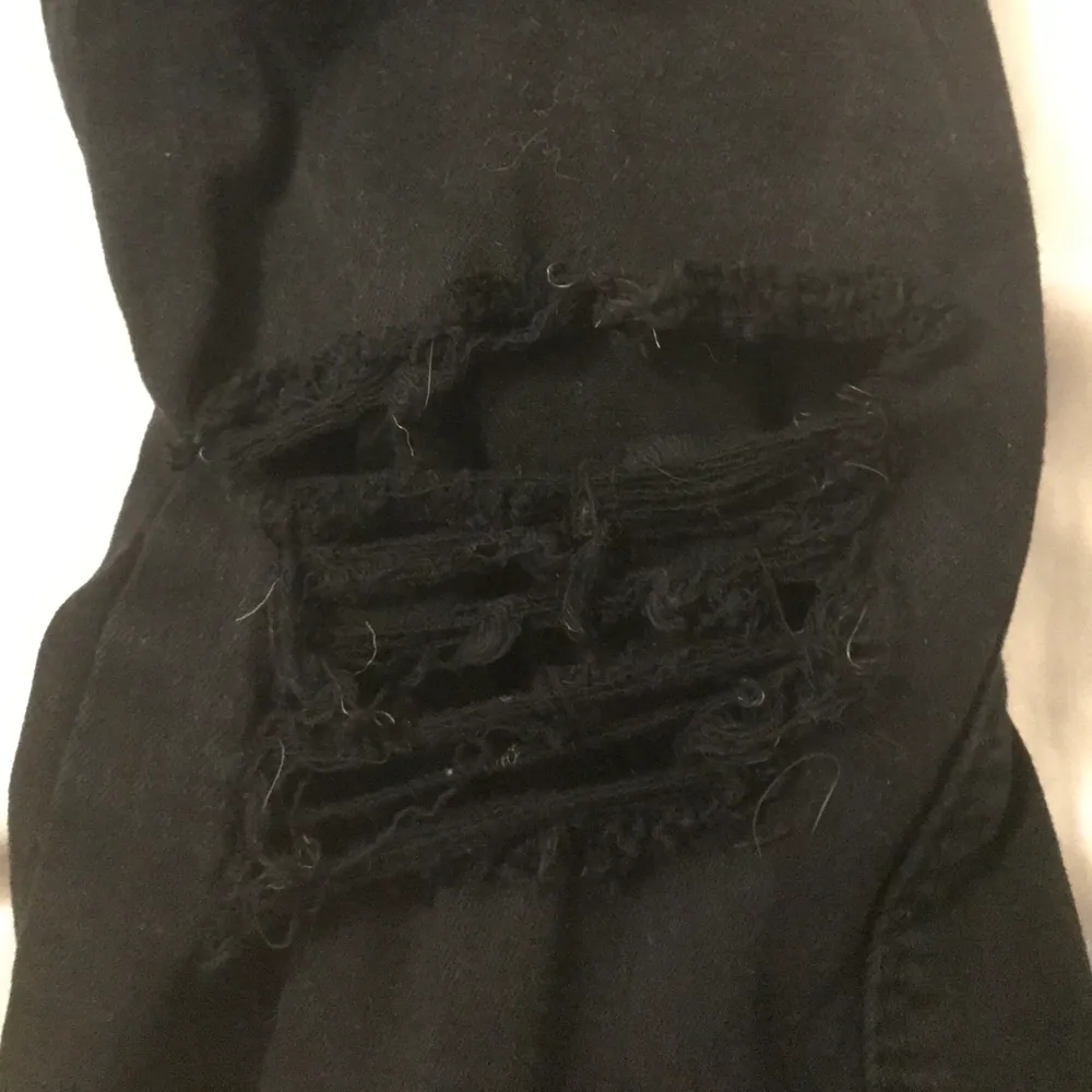 Svarta dr denim bootcut, modell Macy med hål på knäna. Storlek XS, använt fåtal gånger så väldigt bra skick.. Jeans & Byxor.